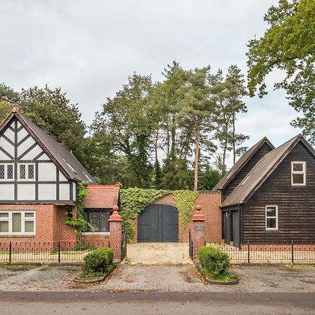 Beautiful English Villa With Hottub Zuidwolde  Exterior photo